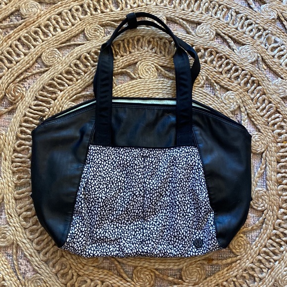 RARE HTF Pristine Lululemon Free To Be Bag in Miss Mosaic - Picture 6 of 15